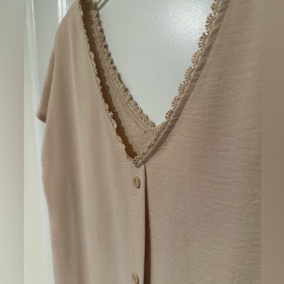 Flowy beige top with lace trim and button detail size M - Picture 2 of 4